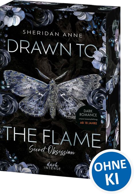 "Drawn to the Flame: Secret Obsession" steht in blauen Lettern. Dunkles Cover, Motten-Illustration, Blumenmuster, Badge: "OHNE KI".