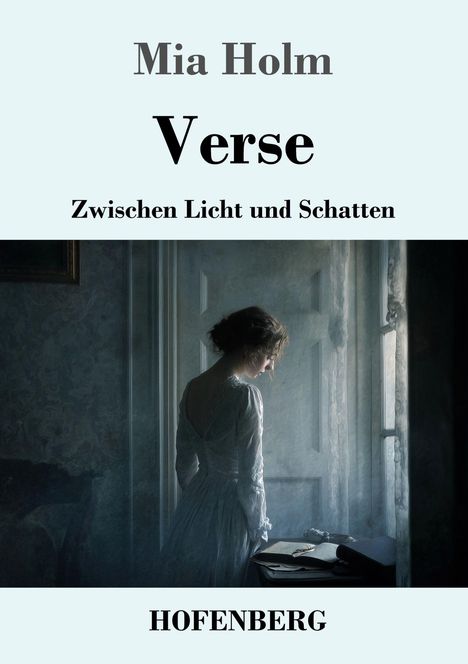 „Mia Holm, Verse, Zwischen Licht und Schatten, HOFENBERG.“ Eine Frau steht nachdenklich im Licht eines Fensters.