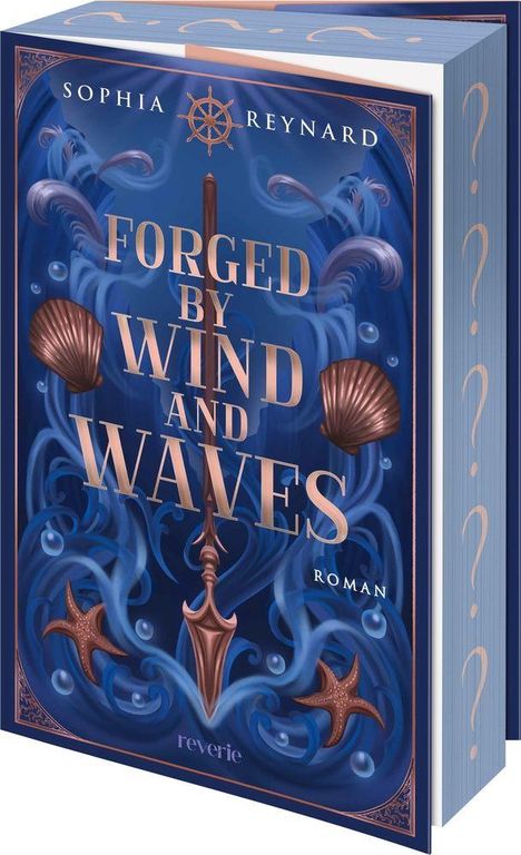"Forged by Wind and Waves", Roman von Sophia Reynard, zeigt Muscheln, Seesterne und Ornamente vor blauem Hintergrund.