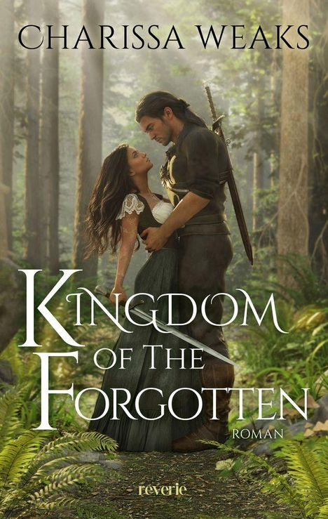"Kingdom of the Forgotten. Roman. Charissa Weaks. Ein Paar steht romantisch im Wald, umgeben von hohen Bäumen und Farnen."