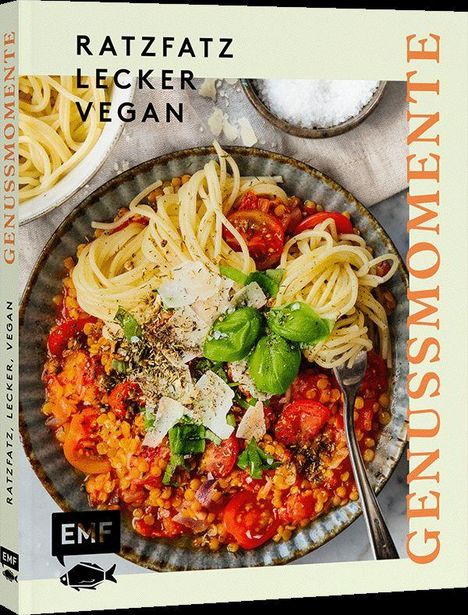 RATZFATZ LECKER VEGAN, GENUSSMOMENTE. Ein Teller mit Spaghetti, Tomatensoße, Basilikum und Parmesan. EMF Logo.
