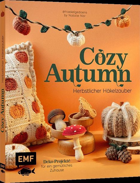 "Cøzy Autumn: Herbstlicher Häkelzauber." @haekelgedoens, Deko-Projekte. Häkelkissen und -pilze in warmen Farben.