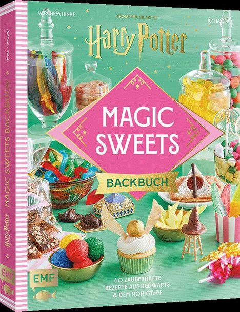 „Magic Sweets Backbuch“ steht auf einer pinken Tafel, umgeben von bunten, magischen Süßigkeiten.