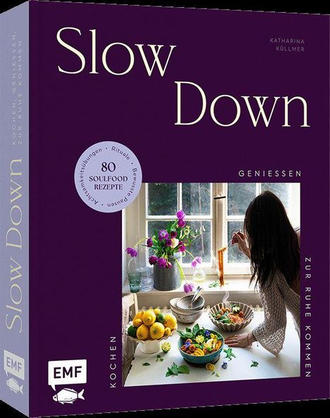 "Slow Down" - Ein Buch über Soulfood-Rezepte; eine Frau kocht in einer gemütlichen Küche mit frischem Obst und Blumen.
