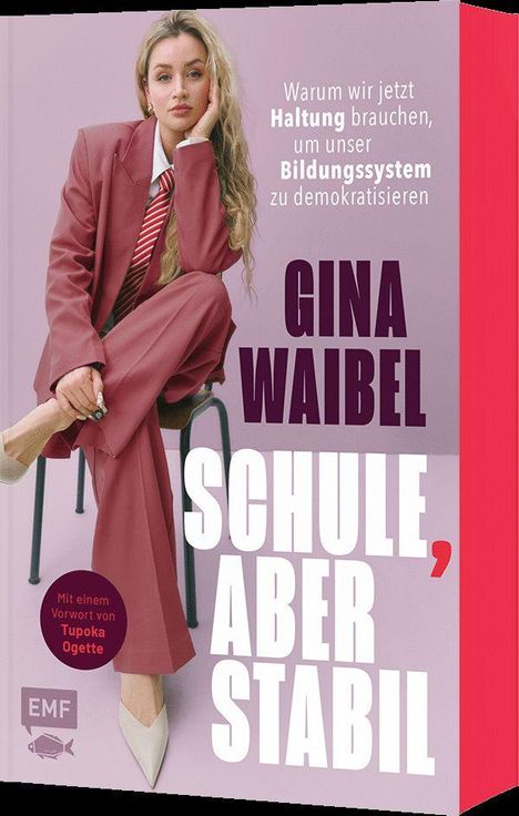 Titel: "SCHULE, ABER STABIL" von Gina Waibel. Eine Frau im roten Anzug sitzt nachdenklich auf einem Stuhl.