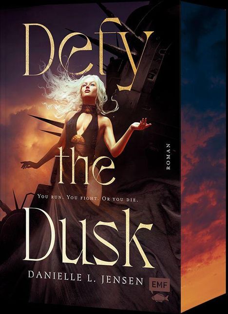 "Defy the Dusk" von Danielle L. Jensen. Frau in schwarzem Kleid vor dramatischem Himmel; Illustration mit starker Atmosphäre.