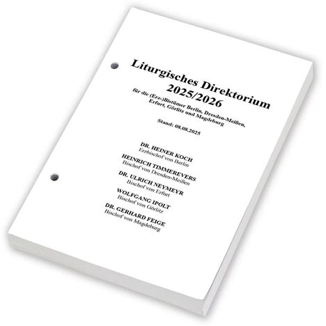 "Liturgisches Direktorium 2025/2026" und Namen von Bischöfen. Weißes, gelochtes Buch auf einem schrägen Stapel.