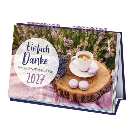 "Einfach Danke. Der christliche Wochenkalender 2027." Lavendel, eine Kaffeetasse und lila Macarons auf Holzbrett.