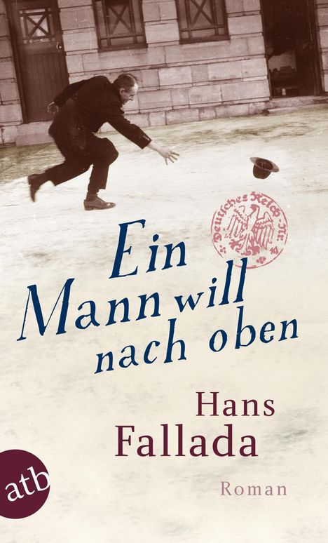 "Ein Mann will nach oben" von Hans Fallada. Ein Mann jagt fliegenden Hut, Gebäude im Hintergrund, eher altmodisch.