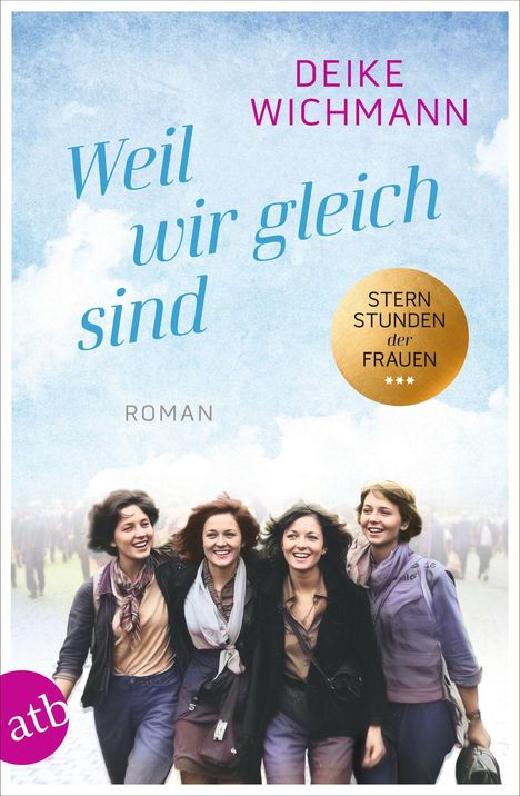 "Deike Wichmann. Weil wir gleich sind. Roman." Vier Frauen gehen glücklich, Arm in Arm über eine gepflasterte Straße.