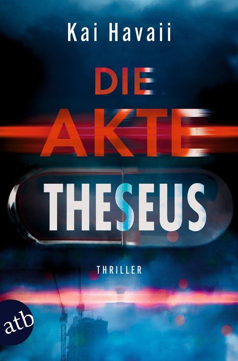 Text: "Kai Havaii", "DIE AKTE THESEUS", "THRILLER". Hintergrund: Blau-rotes Muster mit Silhouette eines Baukrans.