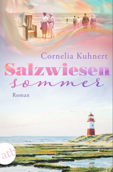 „Cornelia Kuhnert, Salzwiesensommer, Roman.“ Ein Strandkorb und Menschen am Strand, darunter ein Leuchtturm und Salzwiesen.