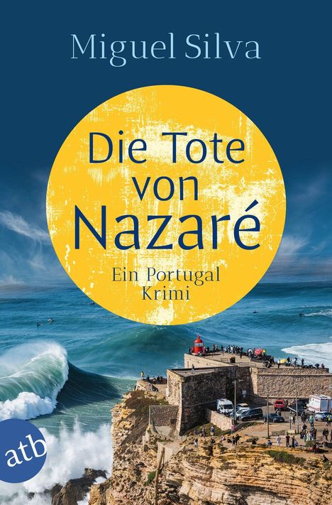 „Die Tote von Nazaré: Ein Portugal Krimi“ von Miguel Silva. Klippen, Leuchtturm, große Wellen, Menschen, „atb“-Logo.