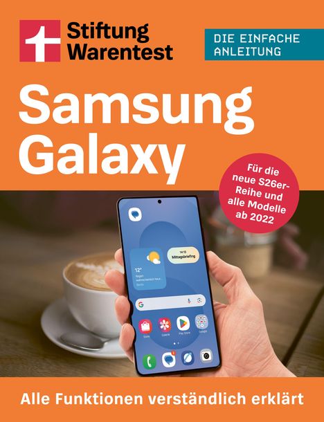Stiftung Warentest, Samsung Galaxy. Anleitung für S26er-Reihe, ab 2022. Smartphone vor einer Tasse. Alle Funktionen erklärt.