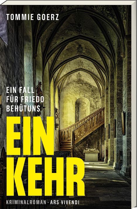 Text: "Tommie Goerz, Ein Fall für Friedo Behütuns, EINKHER, Kriminalroman, Ars Vivendi". Ein gotischer Korridor mit Holztreppe.
