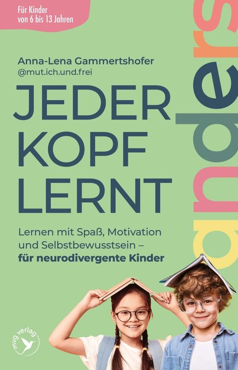 "Jeder Kopf lernt. Lernen mit Spaß und Selbstbewusstsein für neurodivergente Kinder." Zwei Kinder mit Büchern auf dem Kopf.