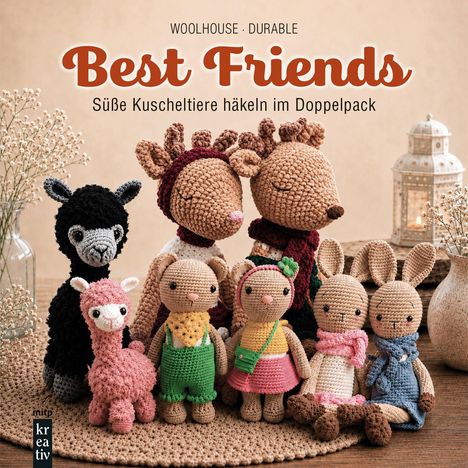 "Best Friends: Süße Kuscheltiere häkeln im Doppelpack." Mehrere gehäkelte Tierfiguren stehen auf einem Tisch.