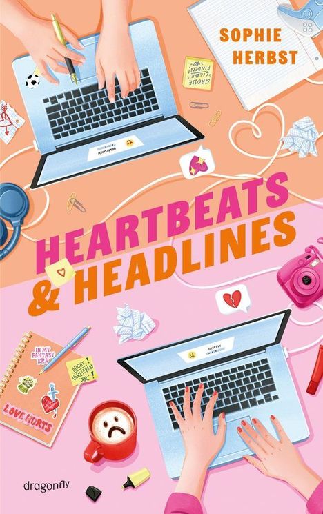 Zwei Hände tippen auf Laptops, darüber der Titel "Heartbeats & Headlines". Viele Symbole und Büroartikel sind verstreut.