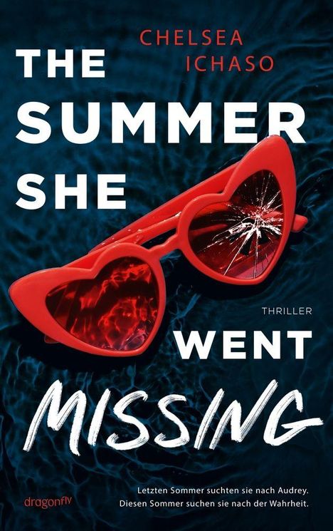 Text: "The Summer She Went Missing", "Chelsea Ichaso", "Thriller". Rote Herzbrille, ein Glas ist zerbrochen, blauer Hintergrund.