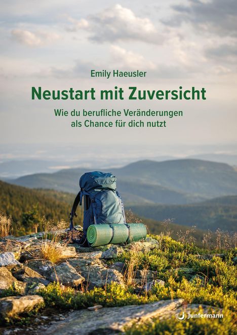Oben: Emily Haeusler – Neustart mit Zuversicht. Unten: Rucksack auf einem Bergplateau; Horizont mit Hügeln.