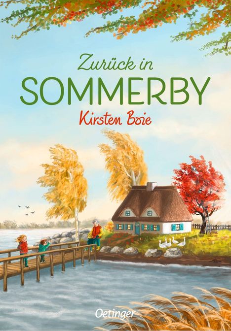 „Zurück in Sommerby“ von Kirsten Boie. Illustration eines Hauses am Wasser mit Bäumen, Menschen und Enten.