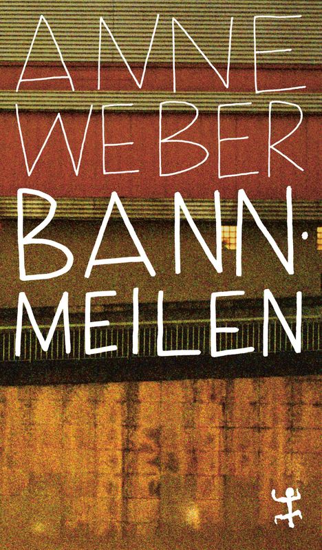 Text: "ANNE WEBER BANNMEILEN". Eine stilisierte Person als Logo. Hintergrund mit horizontalen Streifen in Erdtönen.