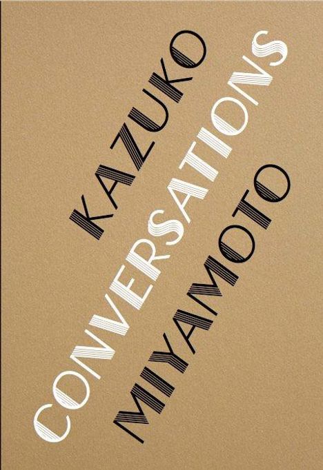 Text: KAZUKO CONVERSATIONS MIYAMOTO. Beige Hintergrund mit diagonaler Anordnung der Wörter.