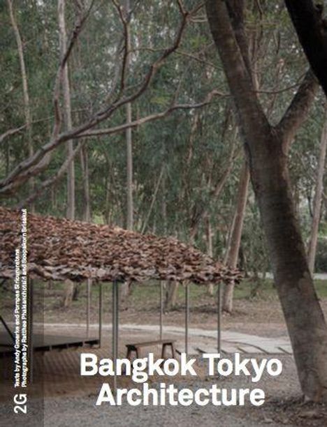 Text: "Bangkok Tokyo Architecture". Eine Struktur mit einem Dach aus Blättern, umgeben von vielen Bäumen.