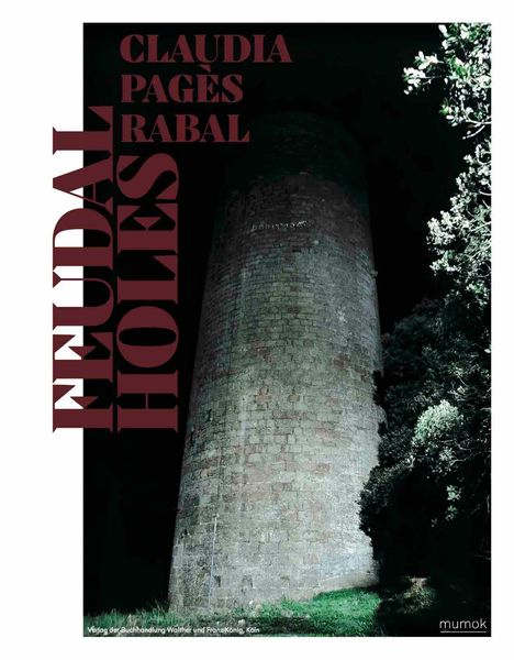 FEUDAL HOLES und CLAUDIA PAGÈS RABAL in roten Großbuchstaben. Ein beleuchteter, alter Turm mit Bäumen daneben.
