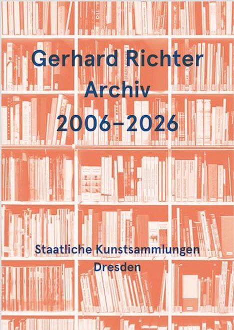 Gerhard Richter Archiv 2006–2026. Staatliche Kunstsammlungen Dresden. Hintergrund: Regale voller Bücher.
