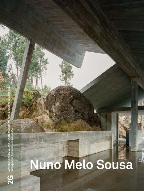 Texte: "Nuno Melo Sousa", "2G". Eine moderne Betonarchitektur mit großen Felsen im Hintergrund, umgeben von Bäumen.
