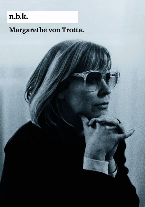 n.b.k. Margarethe von Trotta. Schwarz-weiß Foto einer Frau mit Brille, die nachdenklich ihre Hände berührt.
