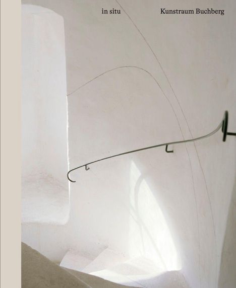 Texte: "in situ", "Kunstraum Buchberg". Eine weiße, spiralförmige Treppe mit einem schlichten Handlauf.