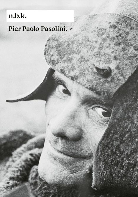 Texte: "n.b.k." und "Pier Paolo Pasolini." Ein Mann trägt einen groben Helm, leicht lächelnd.