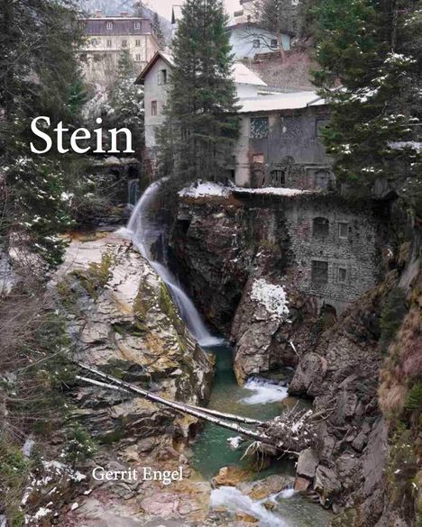 Text: "Stein", "Gerrit Engel". Eine winterliche Szenerie mit Wasserfall, Felsen und alten Gebäuden, umgeben von Tannen.