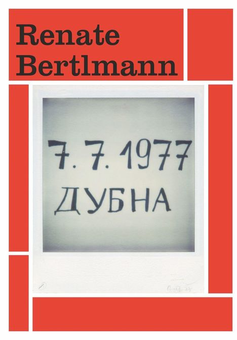 "7. 7. 1977" und "Дубна" stehen auf einem Foto, umgeben von roten Rahmen und dem Namen "Renate Bertlmann".