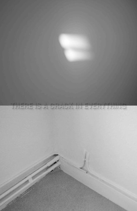 Text: "THERE IS A CRACK IN EVERYTHING". Oben unscharfes Licht, unten eine Zimmerecke mit Rohren.