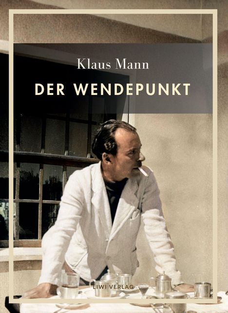 Titel: "Der Wendepunkt" von Klaus Mann. Ein Mann in weißem Anzug lehnt über einen Tisch mit Geschirr.