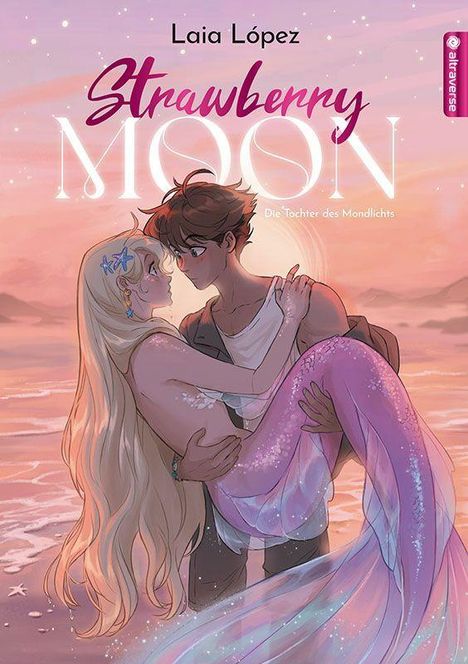 "Strawberry Moon: Die Tochter des Mondlichts" von Laia López. Junge hält Meerjungfrau im Arm am Strand bei Sonnenuntergang.
