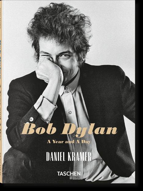 „Bob Dylan: A Year and A Day“ von Daniel Kramer, Verlag TASCHEN. Schwarz-weißes Foto eines lächelnden Mannes im Anzug.