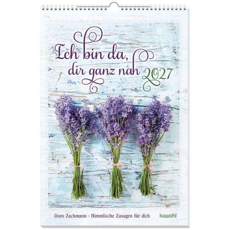 „Ich bin da, dir ganz nah 2027“ steht in verzierten Buchstaben. Darunter drei Bündel Lavendel vor hellblauem Hintergrund.