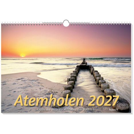 "Atemholen 2027" und "Oasen der Stille für ein Leben mit Weitblick" ist der Text. Ein ruhiger Strand mit Sonnenuntergang.