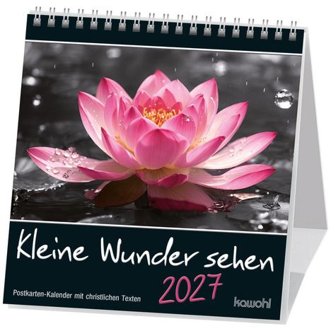 "Kleine Wunder sehen 2027" steht auf einem Tischkalender. Ein rosa Lotusblüte ist im Vordergrund zu sehen.