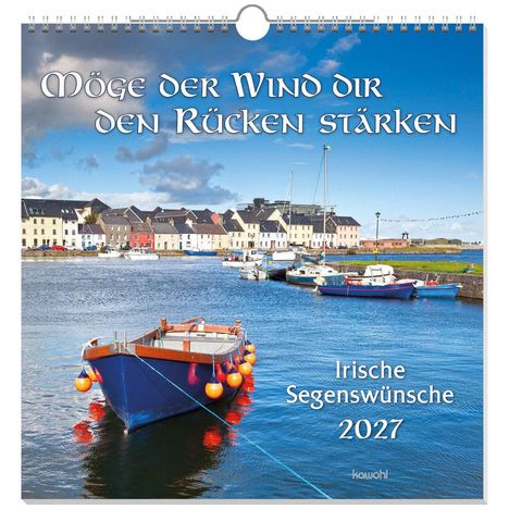 "Möge der Wind dir den Rücken stärken. Irische Segenswünsche 2027." Boote im Hafen mit Häusern im Hintergrund.