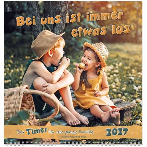 „Bei uns ist immer etwas los. Der Timer für die ganze Familie 2027.“ Zwei Kinder sitzen auf einer Wiese und essen.