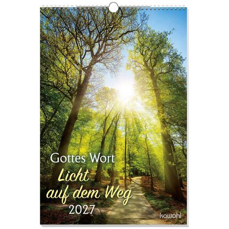 "Gottes Wort Licht auf dem Weg 2027." Sonnenlicht durchflutet einen Waldweg, umgeben von hohen, grünen Bäumen.
