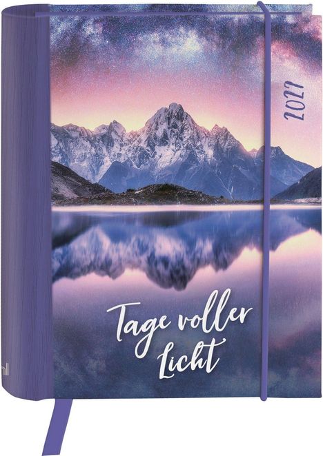 Text: "Tage voller Licht" und "2021". Illustration eines Berges mit sternenklarem Himmel und Spiegelung im Wasser.