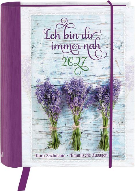 „Ich bin dir immer nah 2027“ in violetter und grüner Schrift. Drei Lavendelsträuße liegen auf hellblauem Holz.