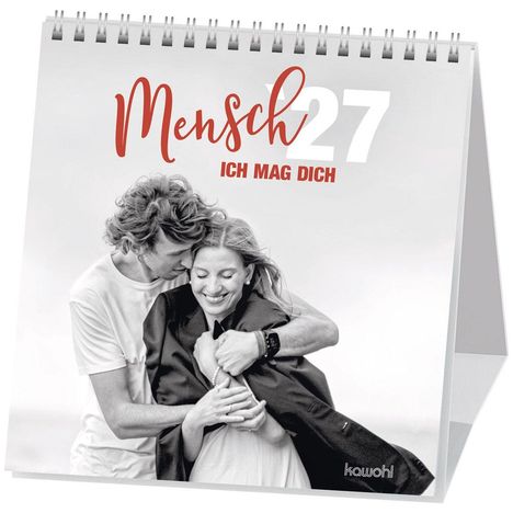 „Mensch 27 Ich mag dich.“ Schwarz-weißes Foto eines lächelnden Paares in enger Umarmung.