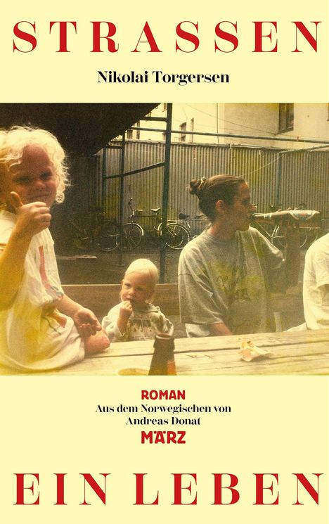 "STRASSEN EIN LEBEN, Nikolai Torgersen. Roman aus dem Norwegischen von Andreas Donat. Märkischer Verlag."  
Im Hintergrund sitzen zwei Kinder und eine Frau an einem Tisch.